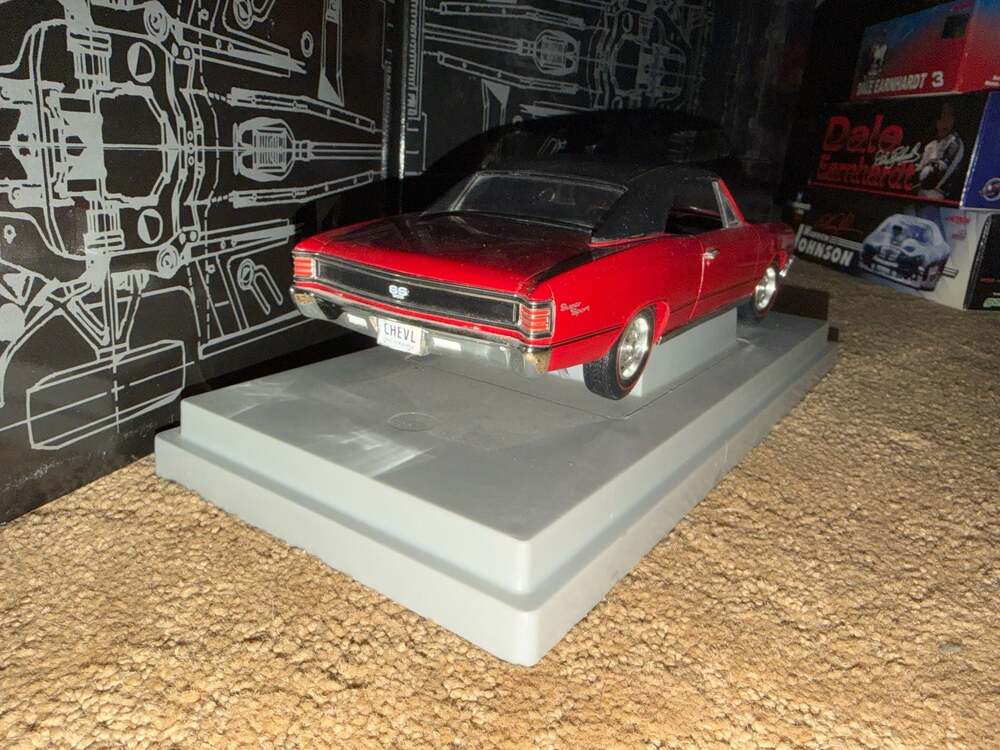 1967 Chevrolet Chevelle SS 396 L78 1:18 Scale Red/Black Vinyl Top - Picture 2 of 4